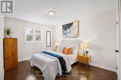 47 Burt Avenue, New Tecumseth, ON - Indoor Photo Showing Bedroom