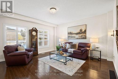 47 Burt Avenue, New Tecumseth, ON - Indoor Photo Showing Living Room