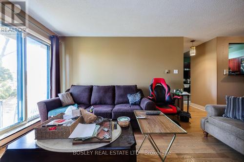 812 - 95 Trailwood Drive, Mississauga, ON - Indoor Photo Showing Living Room