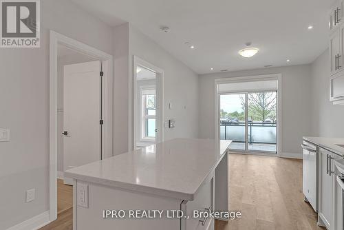 126 - 95 Dundas Street W, Oakville, ON - Indoor Photo Showing Kitchen