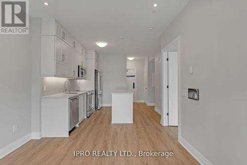 126 - 95 Dundas Street W, Oakville, ON - Indoor Photo Showing Kitchen