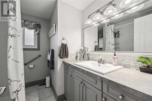 771 Errol Road East, Sarnia, ON - Indoor Photo Showing Bathroom