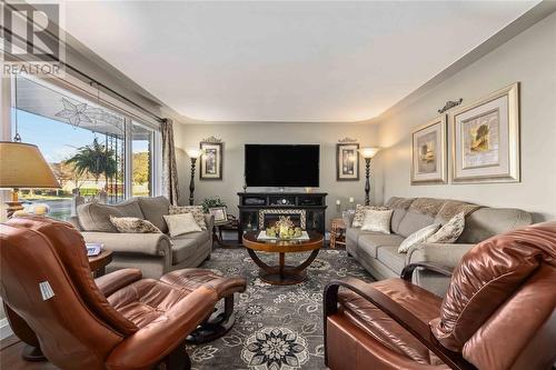 771 Errol Road East, Sarnia, ON - Indoor Photo Showing Living Room