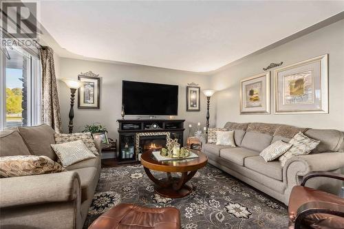 771 Errol Road East, Sarnia, ON - Indoor Photo Showing Living Room