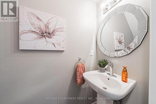 81 Mayland Trail, Hamilton, ON - Indoor Photo Showing Bathroom