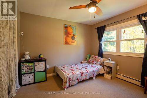 19 8Th Concession Road E, Hamilton, ON - Indoor Photo Showing Bedroom