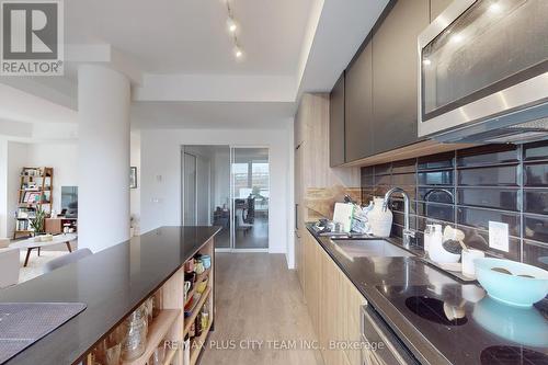 515 - 150 Logan Avenue, Toronto, ON - Indoor Photo Showing Kitchen