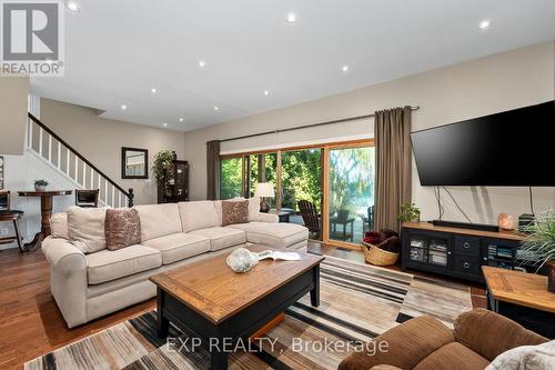 21 Pinery Lane, Georgina, ON - Indoor Photo Showing Living Room