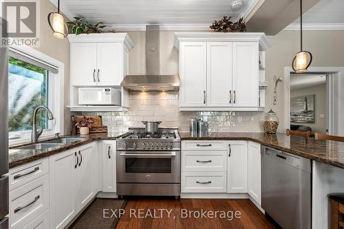 21 Pinery Lane, Georgina, ON - Indoor Photo Showing Kitchen With Double Sink With Upgraded Kitchen