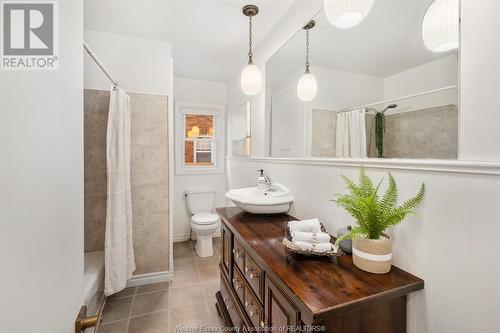 36 Arnold Street, Chatham, ON - Indoor Photo Showing Bathroom