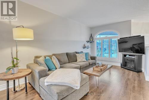 414 Greenwood Drive, Essa, ON - Indoor Photo Showing Living Room