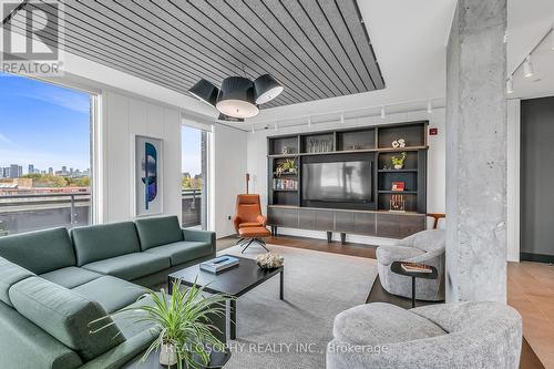 311 - 115 Larchmount Avenue, Toronto, ON - Indoor Photo Showing Living Room