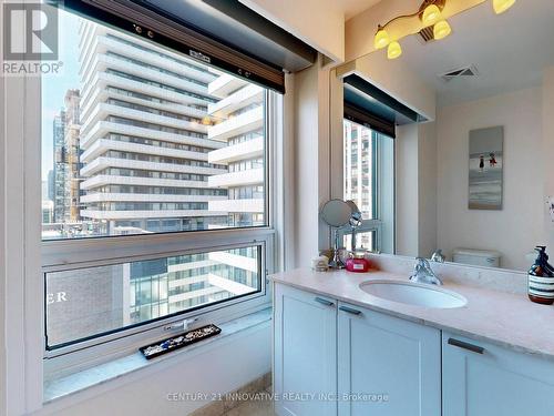 1510 - 35 Hayden Street E, Toronto, ON - Indoor Photo Showing Bathroom