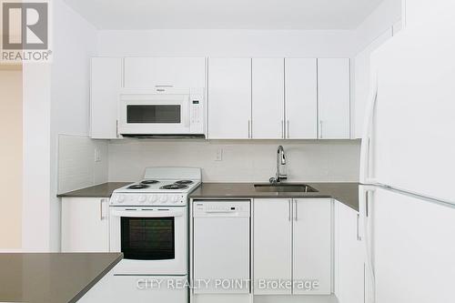 Ph9 - 666 Spadina Avenue, Toronto, ON - Indoor Photo Showing Kitchen