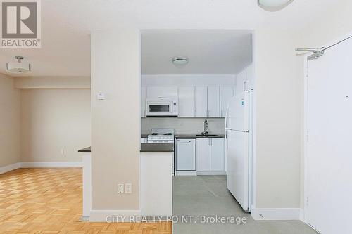 Ph9 - 666 Spadina Avenue, Toronto, ON - Indoor Photo Showing Kitchen