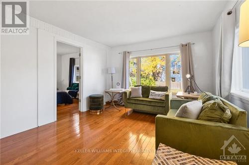 155 Glynn Avenue, Ottawa, ON - Indoor Photo Showing Living Room