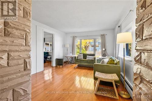 155 Glynn Avenue, Ottawa, ON - Indoor Photo Showing Living Room