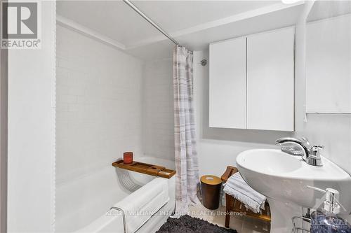 155 Glynn Avenue, Ottawa, ON - Indoor Photo Showing Bathroom