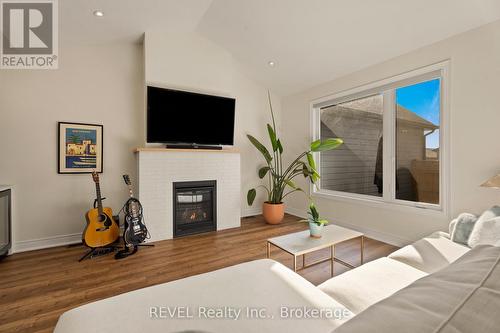 59 - 144 Port Robinson Road, Pelham (662 - Fonthill), ON - Indoor Photo Showing Living Room With Fireplace