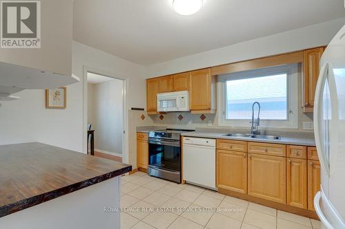 47 Westfield Drive, St. Catharines, ON - Indoor Photo Showing Kitchen With Double Sink