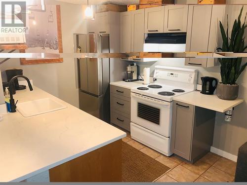 #1008 930 Dogwood Drive, Kimberley, BC - Indoor Photo Showing Kitchen