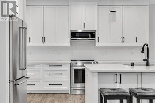 1938 Hemmerling Court, Kelowna, BC - Indoor Photo Showing Kitchen With Upgraded Kitchen