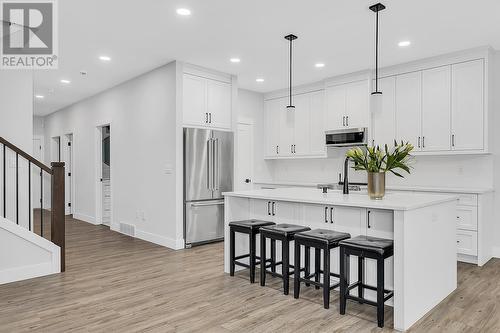 1938 Hemmerling Court, Kelowna, BC - Indoor Photo Showing Kitchen With Upgraded Kitchen