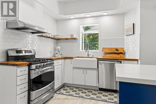 136 Langarth Street E, London, ON - Indoor Photo Showing Kitchen With Upgraded Kitchen