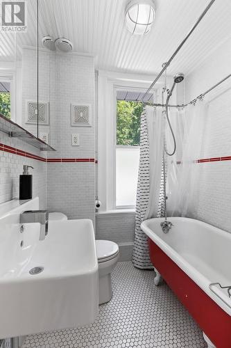 136 Langarth Street E, London, ON - Indoor Photo Showing Bathroom