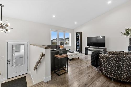 247 Leclerc Bay, St Adolphe, MB - Indoor Photo Showing Living Room