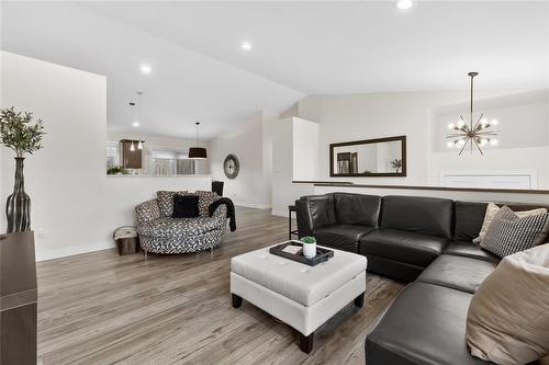 247 Leclerc Bay, St Adolphe, MB - Indoor Photo Showing Living Room