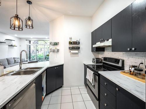 Kitchen - 2-2594 Av. Bennett, Montréal (Mercier/Hochelaga-Maisonneuve), QC - Indoor Photo Showing Kitchen With Double Sink With Upgraded Kitchen