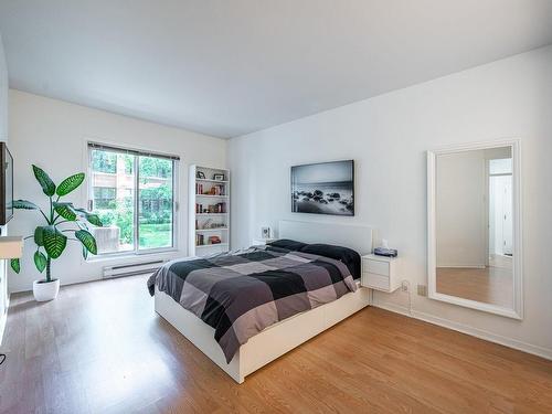 Master bedroom - 2-2594 Av. Bennett, Montréal (Mercier/Hochelaga-Maisonneuve), QC - Indoor Photo Showing Bedroom