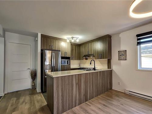 Cuisine - 1850 Rue Nielsen, Longueuil (Saint-Hubert), QC - Indoor Photo Showing Kitchen With Double Sink