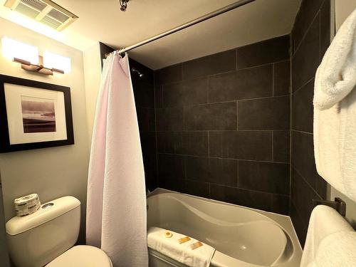 Ensuite bathroom - 508-2396 Rue Labelle, Mont-Tremblant, QC 