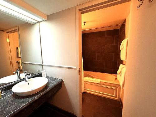 Ensuite bathroom - 508-2396 Rue Labelle, Mont-Tremblant, QC 