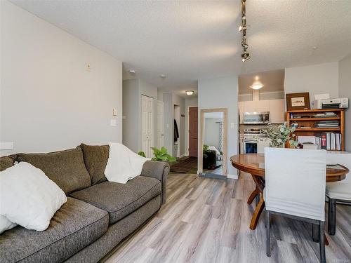 305-1028 Balmoral Rd, Victoria, BC - Indoor Photo Showing Living Room