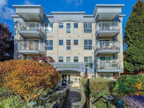 305-1028 Balmoral Rd, Victoria, BC - Outdoor With Balcony With Facade