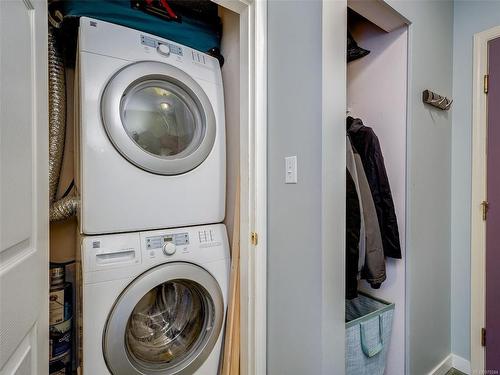 305-1028 Balmoral Rd, Victoria, BC - Indoor Photo Showing Laundry Room