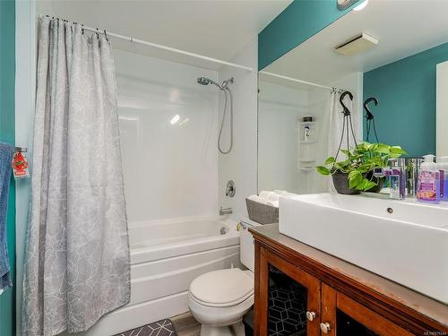 305-1028 Balmoral Rd, Victoria, BC - Indoor Photo Showing Bathroom