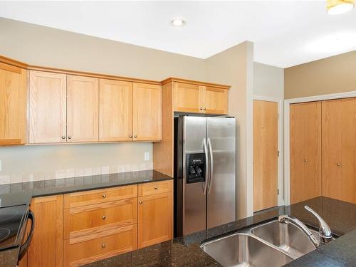 403-2676 Island Hwy South, Campbell River, BC - Indoor Photo Showing Kitchen With Double Sink