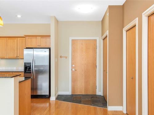 403-2676 Island Hwy South, Campbell River, BC - Indoor Photo Showing Kitchen