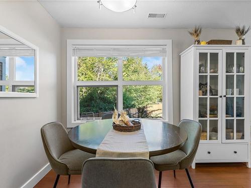 210-4701 Uplands Dr, Nanaimo, BC - Indoor Photo Showing Dining Room