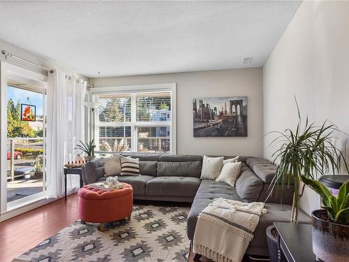 210-4701 Uplands Dr, Nanaimo, BC - Indoor Photo Showing Living Room