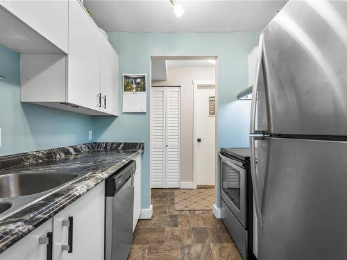 210-4701 Uplands Dr, Nanaimo, BC - Indoor Photo Showing Kitchen