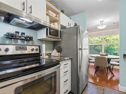 210-4701 Uplands Dr, Nanaimo, BC - Indoor Photo Showing Kitchen