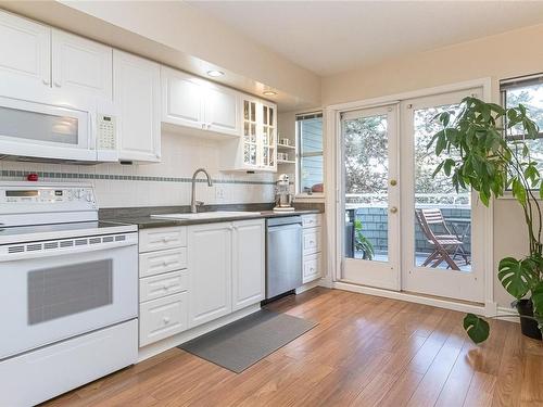 606-540 Stewart Ave, Nanaimo, BC - Indoor Photo Showing Kitchen