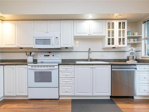 606-540 Stewart Ave, Nanaimo, BC - Indoor Photo Showing Kitchen