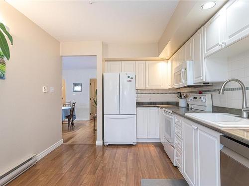 606-540 Stewart Ave, Nanaimo, BC - Indoor Photo Showing Kitchen