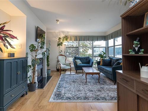 606-540 Stewart Ave, Nanaimo, BC - Indoor Photo Showing Living Room